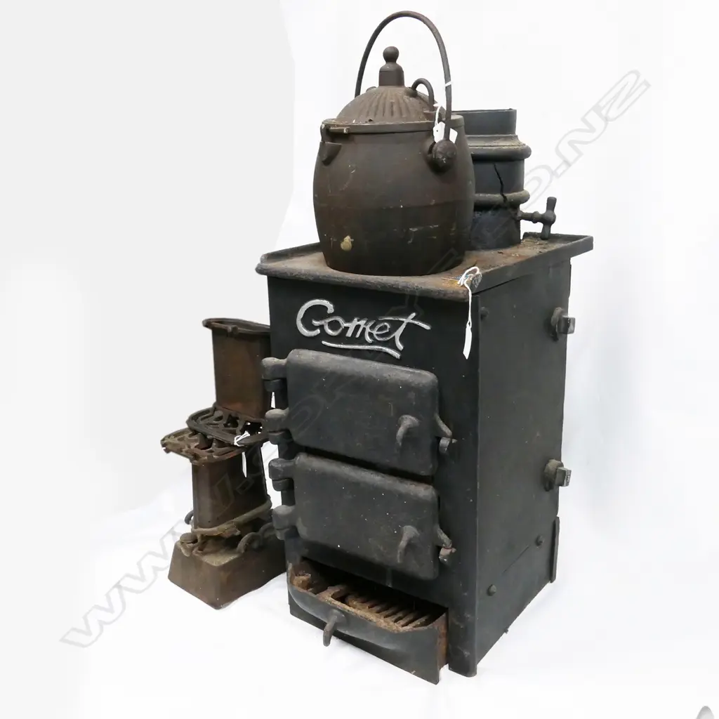 ANTIQUE CAST IRON 'COMET' STOVE WITH POT & TOASTER Image 1++