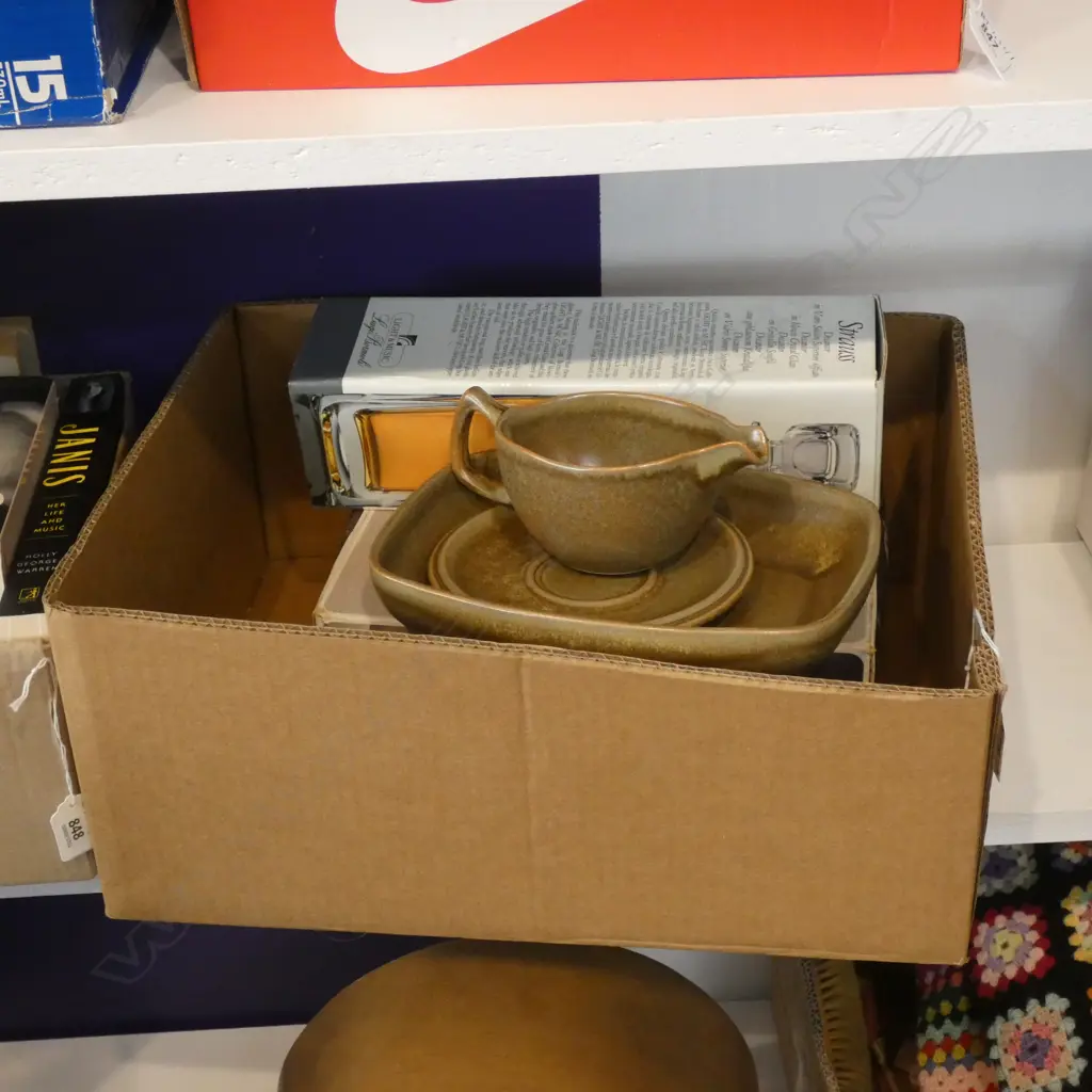 BOX TEMUKA  & GLASS DECANTER  Image 1++