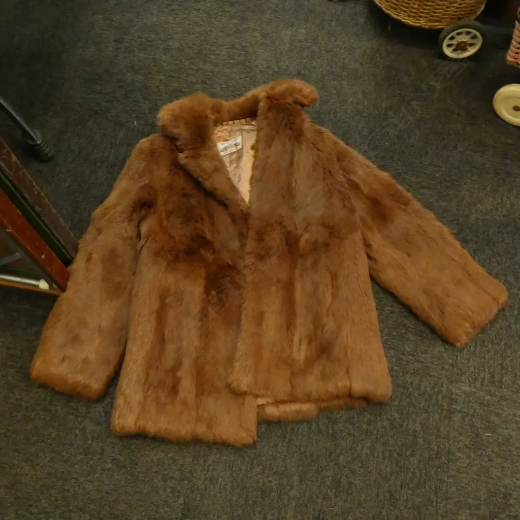VINTAGE SUITCASE w. FUR JACKET Image 1++