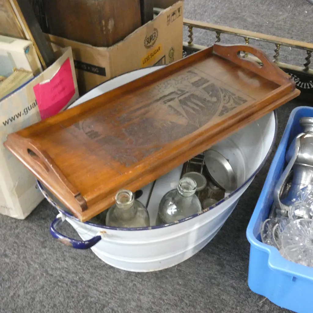 ENAMEL LAUNDRY BASIN & CONTENTS Image 1++
