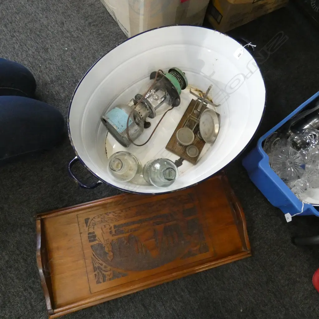 ENAMEL LAUNDRY BASIN & CONTENTS Image 1++