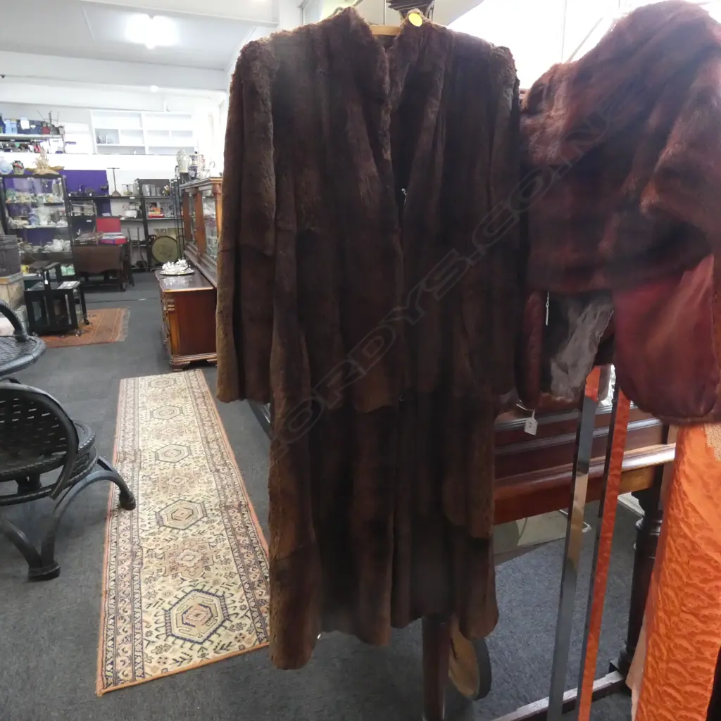 FUR COAT + 2 FUR STOLES  Image 1++