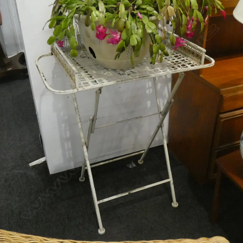 WHITE PAINTED METAL TRAY TABLE Image 1++