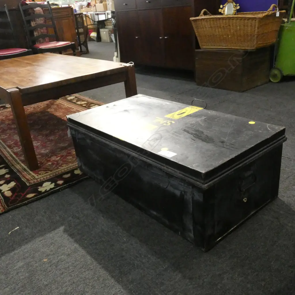 BLACK METAL TRUNK 900x485x310mm Image 1++