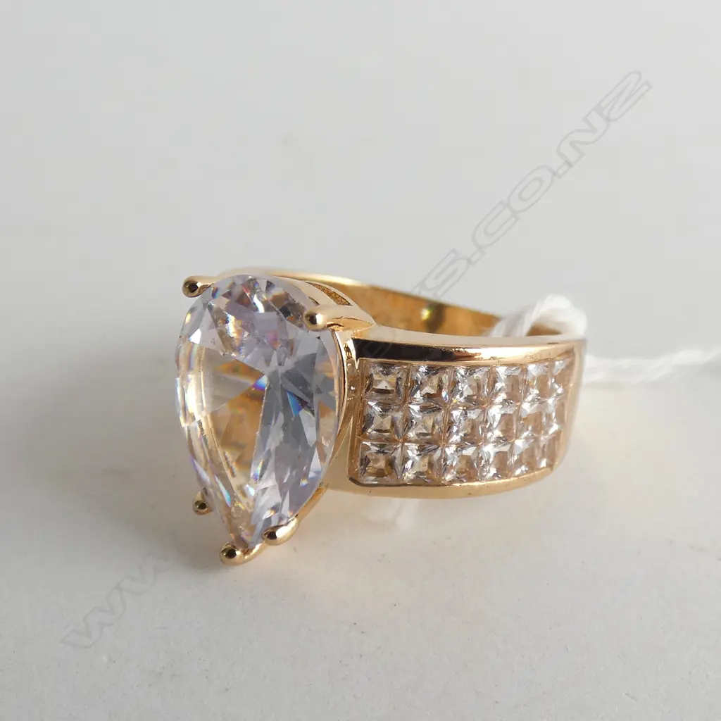 LGE FAUX PEAR DIAMOND & GOLD PLATE RING SIZE 8 Image 1++