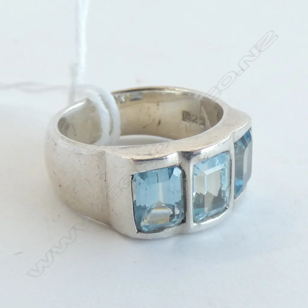 SILVER AND BLUE TOPAZ RING Image 1++
