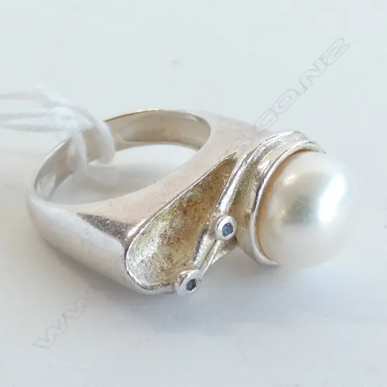 SILVER/PEARL/BLACK DIAMOND RING