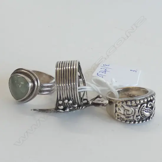 3 925 RINGS; LIZARD, PAISLEY & PALE GREEN STONE 26.5 GRAMS