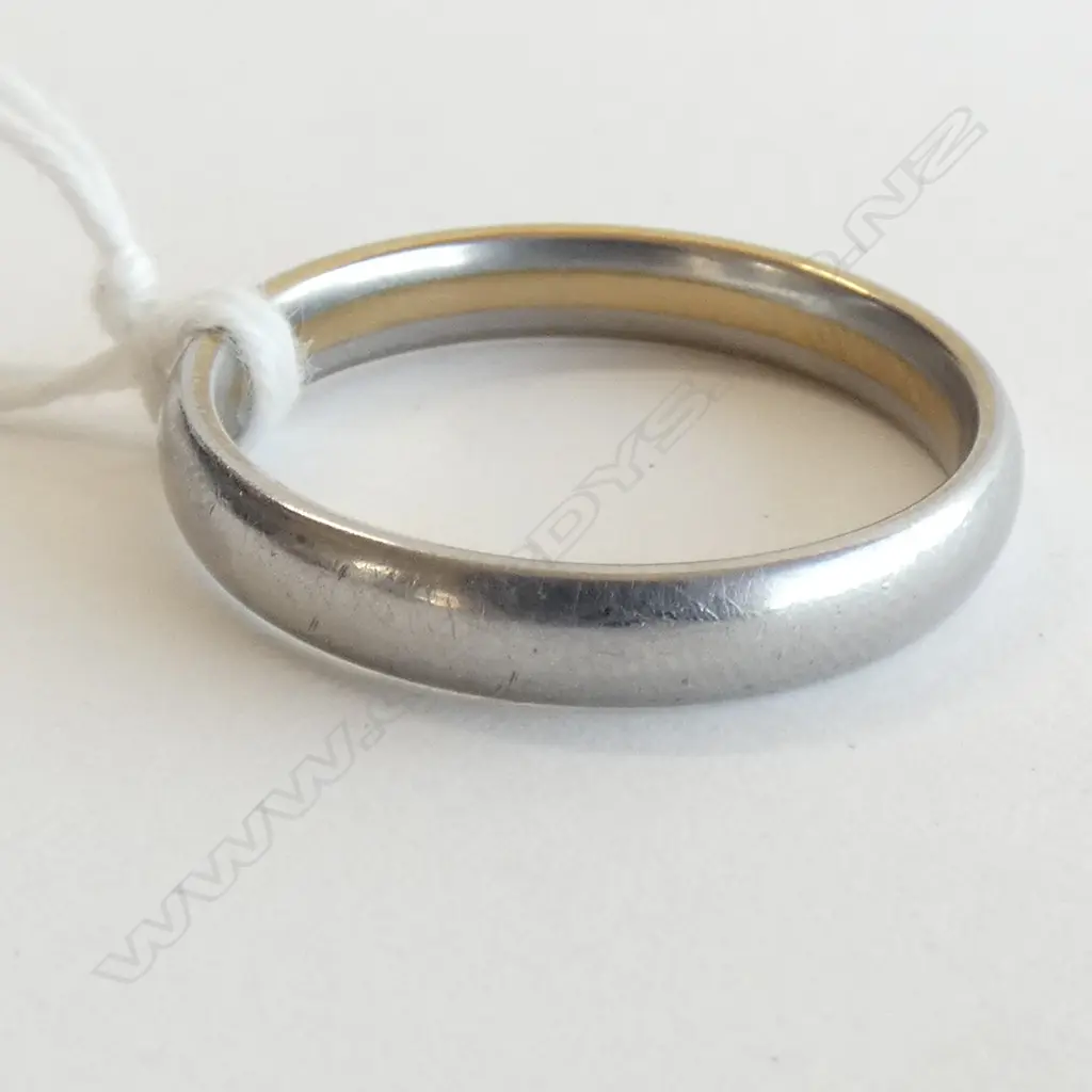 TITANIUM  RING WITH GOLD BAND INSIDE RING 3.5 GRAMS Image 1++