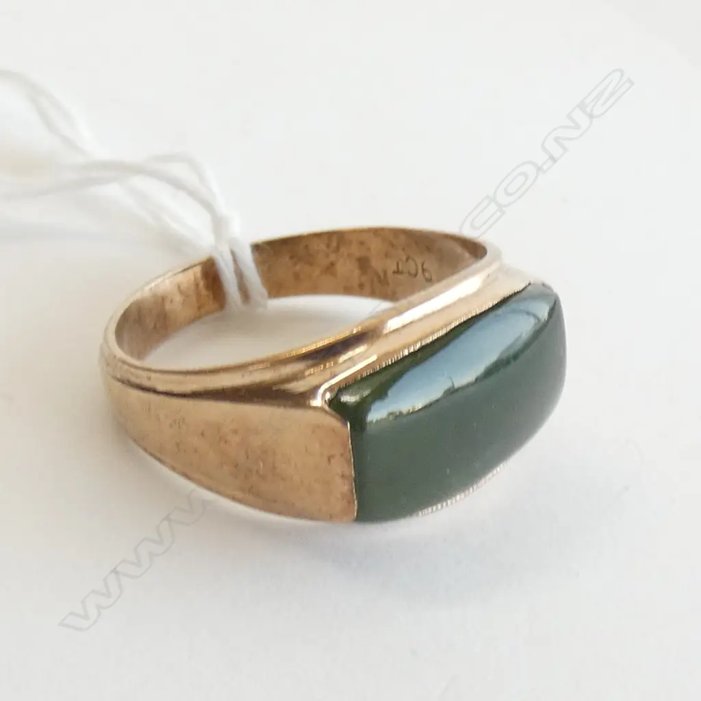 GENT'S 9CT GOLD AND POUNAMU RING Image 1++