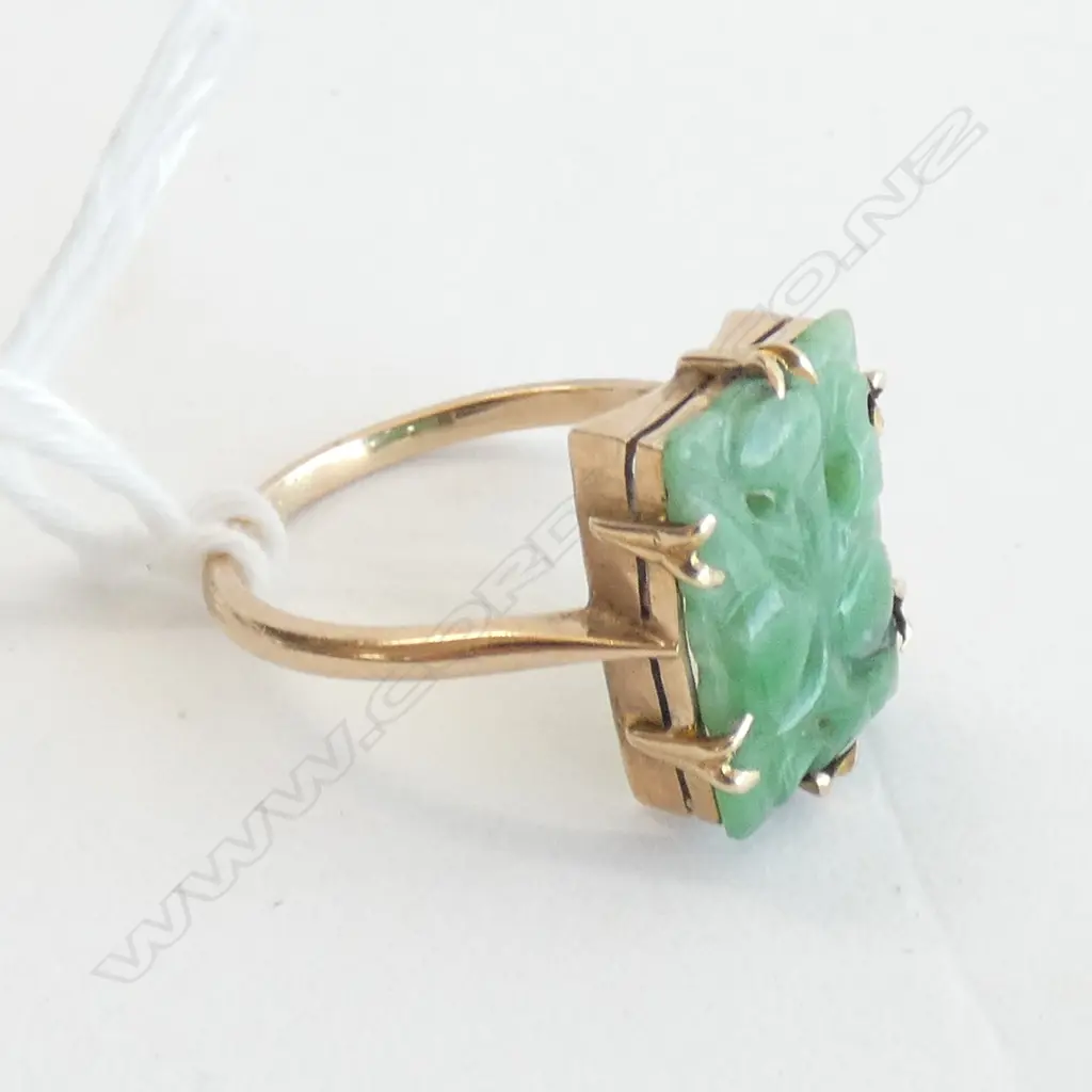9CT GOLD AND JADE RING Image 1++