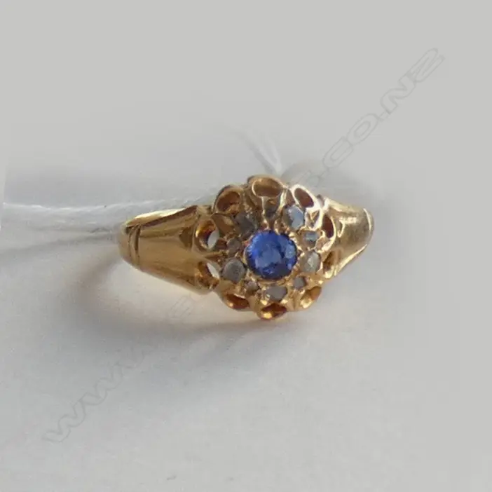 VINTAGE18ct GOLD RING w SAPPHIRE SURROUNDED BY 10 MINE CUT DIAMONDS. TOTAL 2.8gm Image 1++