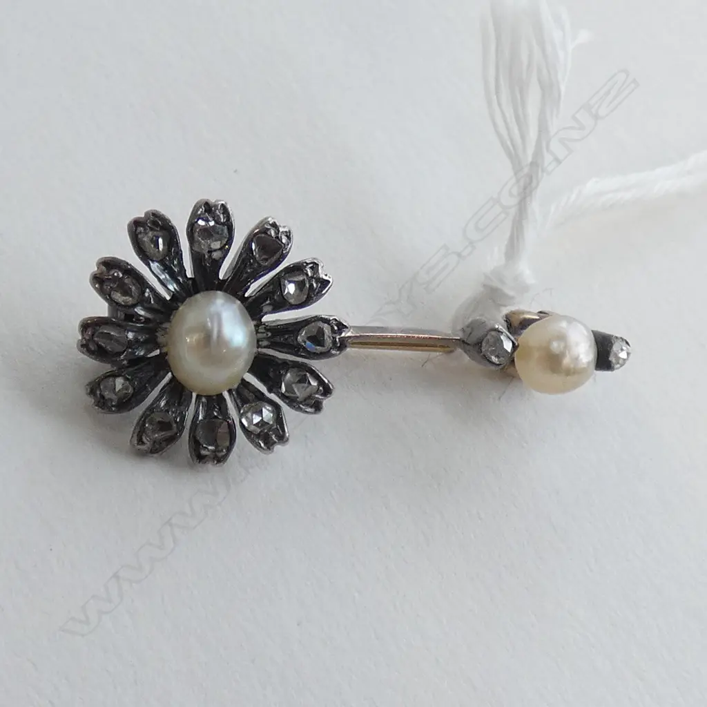 SMALL ANTIQUE GOLD/SILVER DAISY BROOCH SET WITH DIAMONDS & A PEARL Image 1++