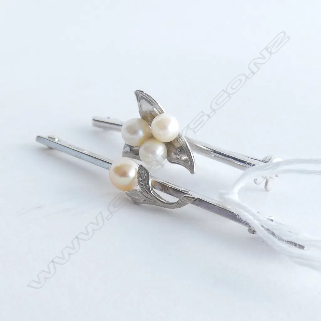 TWO SILVER AND PEARL BROOCHES Image 1++