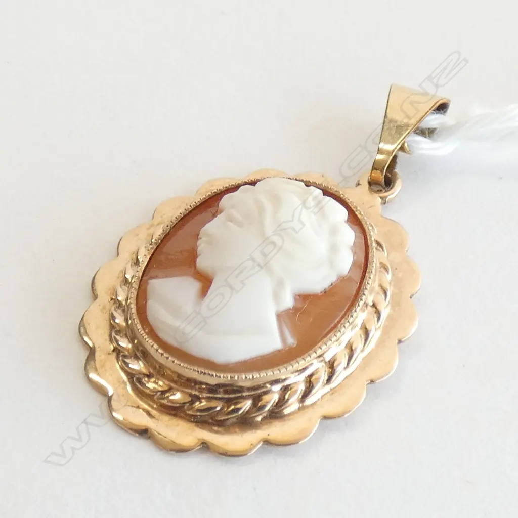 9CT GOLD FRAMED MAIDEN PROFILE CARVED SMALL CAMEO PENDANT Image 1++