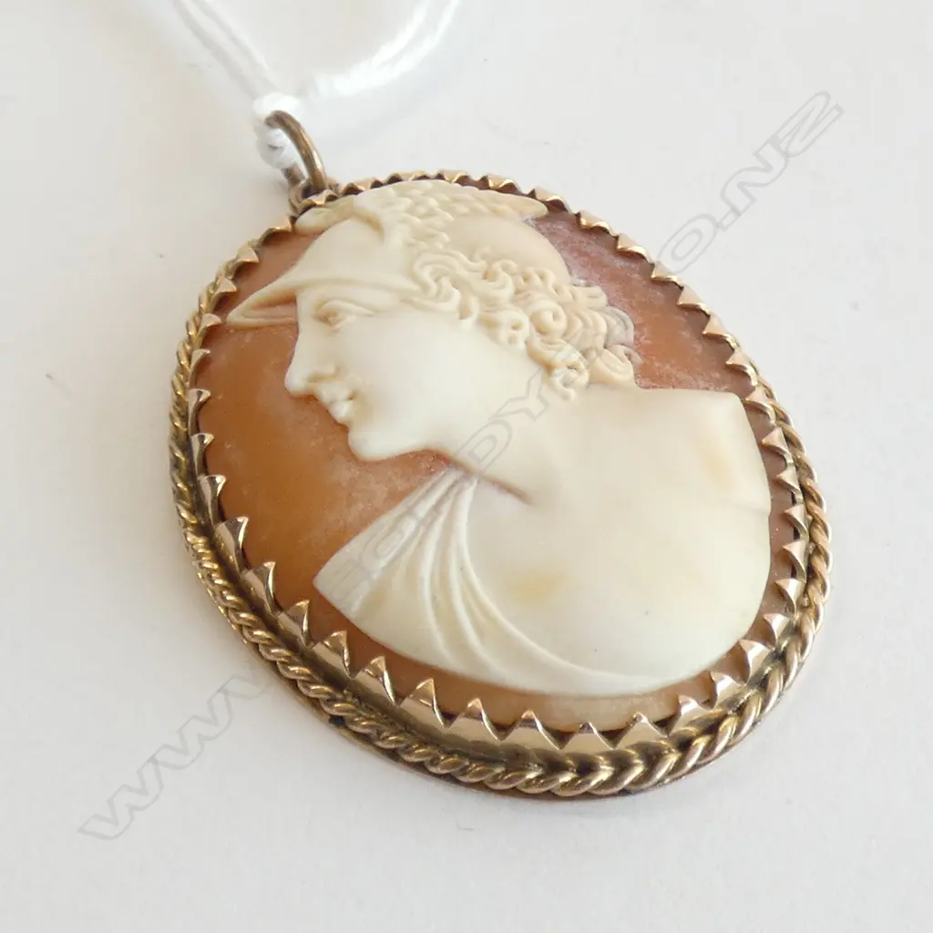 9CT GOLD FRAMED HERMES CARVED CAMEO PENDANT Image 1++