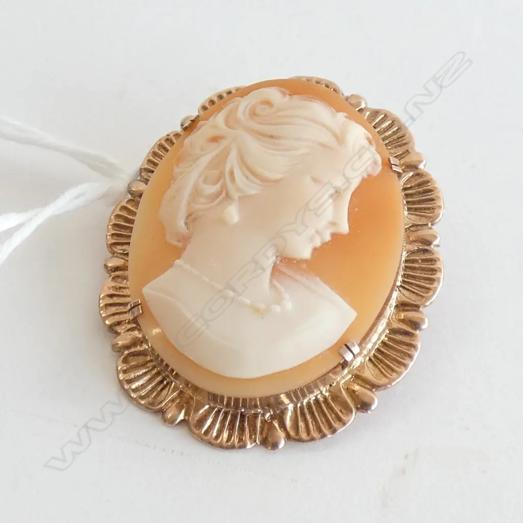 9CT GOLD FRAMED MAIDEN PROFILE CARVED CAMEO BROOCH Image 1++