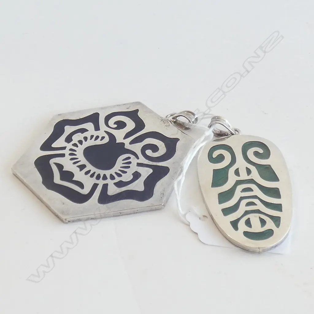 2 LARGE STG PENDANTS Image 1++