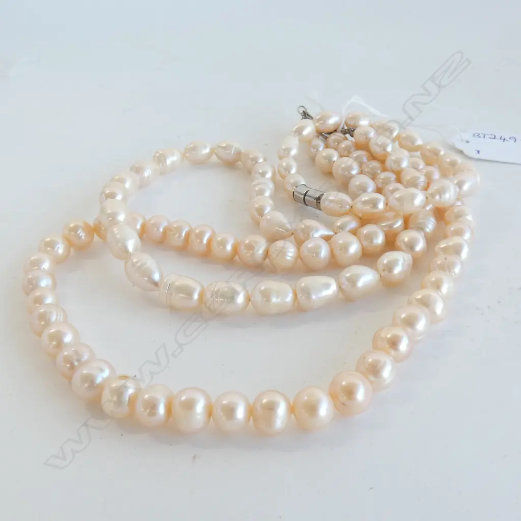 TWO CULTURED PEARL NECKLACES AND A BRACELET Image 1++