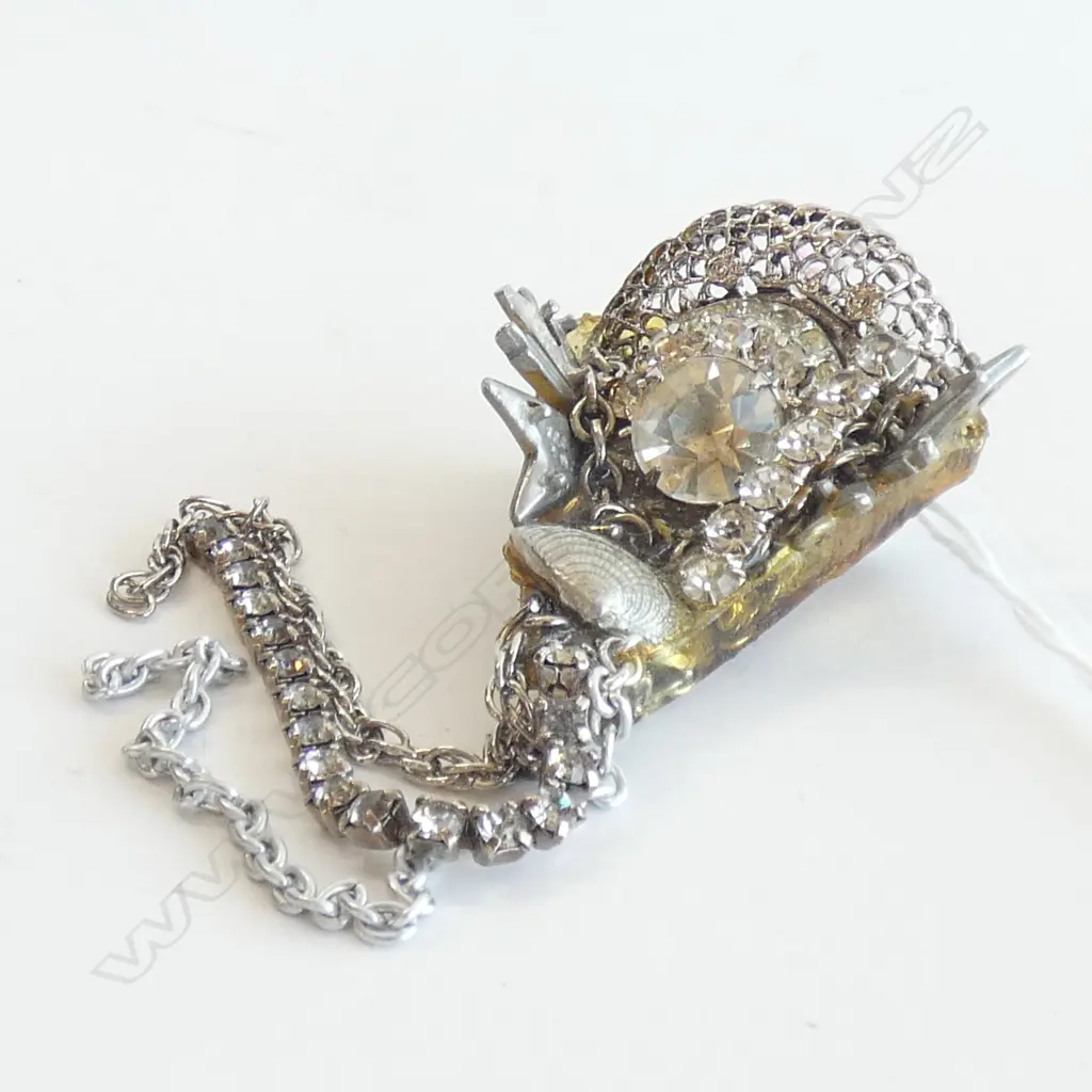 LG ELABORATE VINTAGE SILVER TONE & CRYSTAL BROOCH Image 1++
