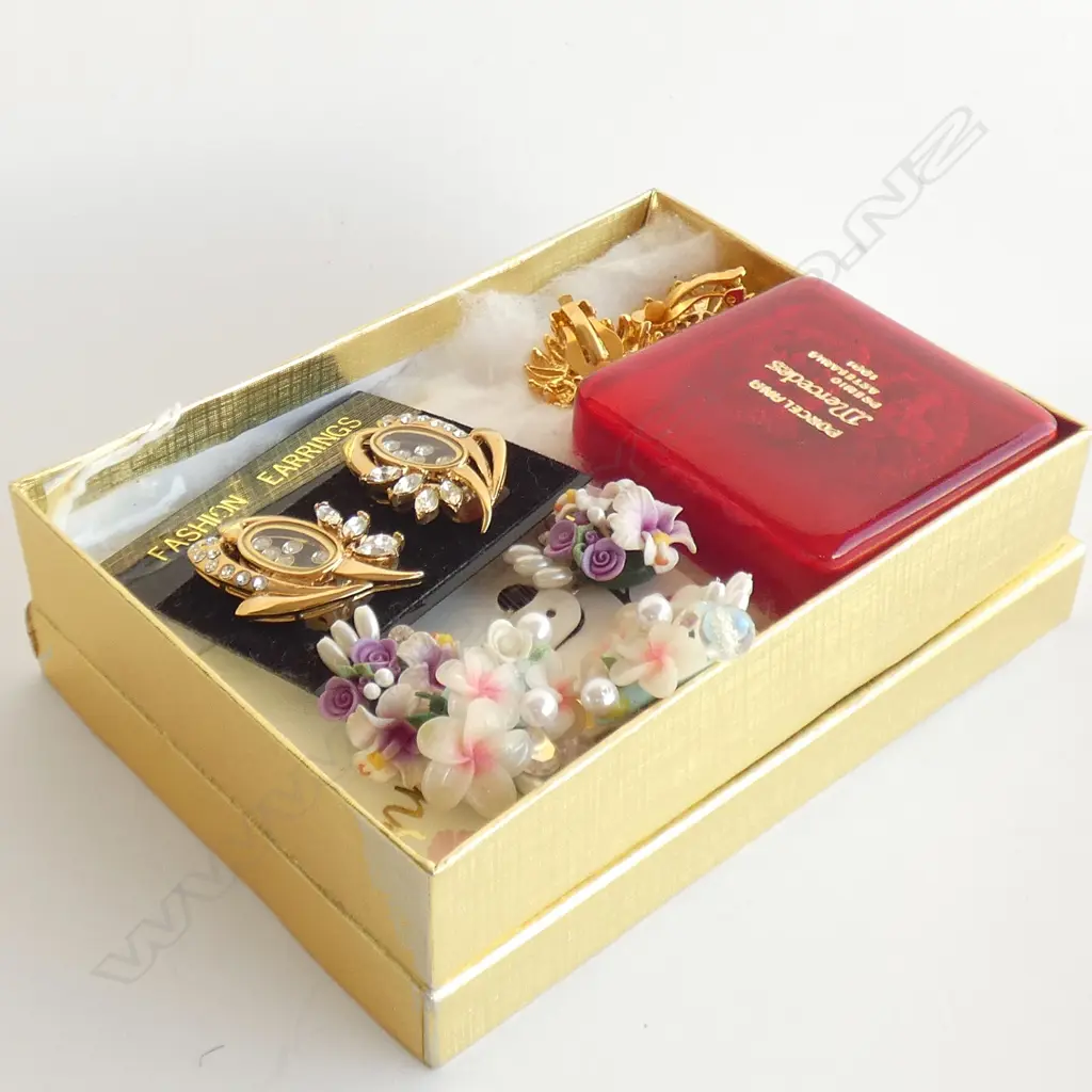 5 PR CLIP EARRINGS; PORCELAIN FLOWERS + GOLD TONE Image 1++