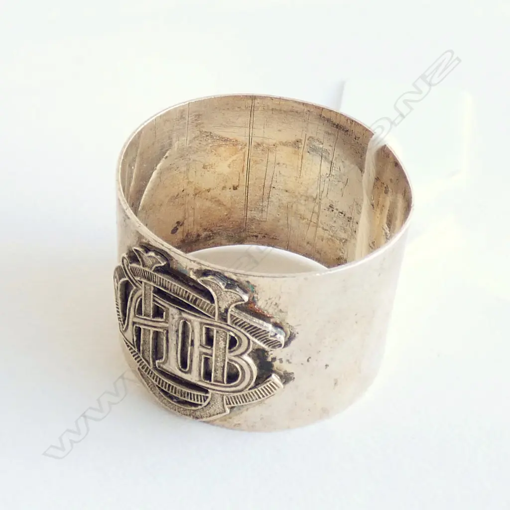 (20131) NZ 'YOUNG & CO' SILVER NAPKIN RING Image 1++