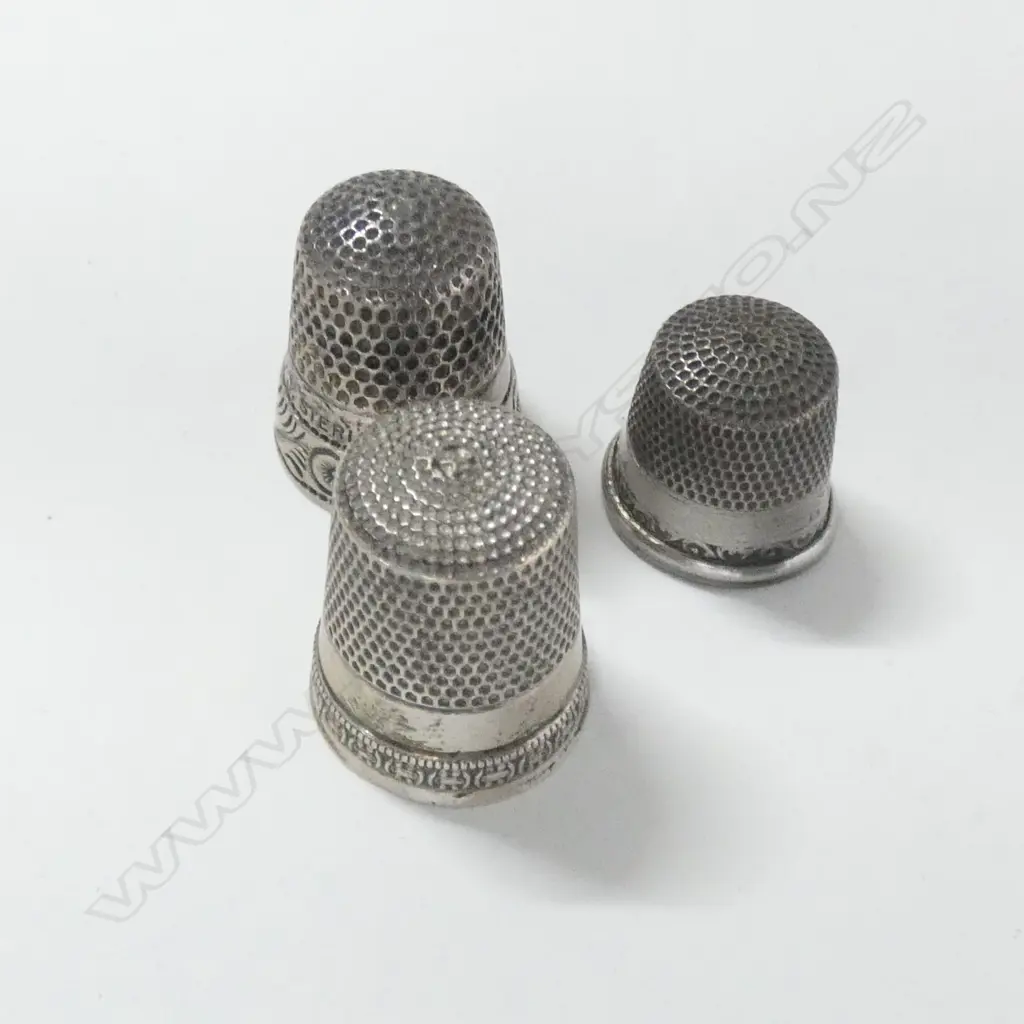 3 VINTAGE STG SILVER THIMBLES 10.1GMS  Image 1++