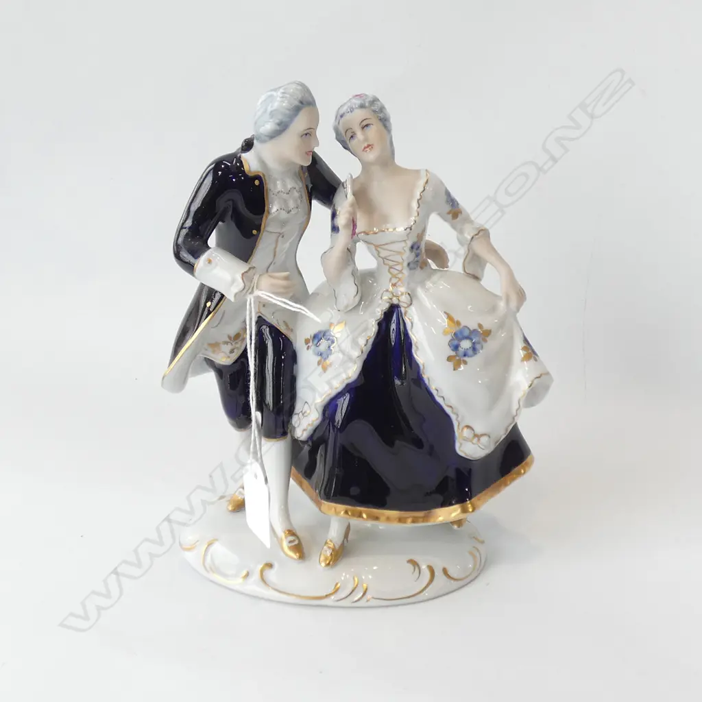 ROYAL DUX FIGURE 'LADY WITH FAN' Image 1++