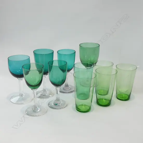 HARLEQUIN SET EDWARDIAN GREEN GLASSES & 5 BEAKERS