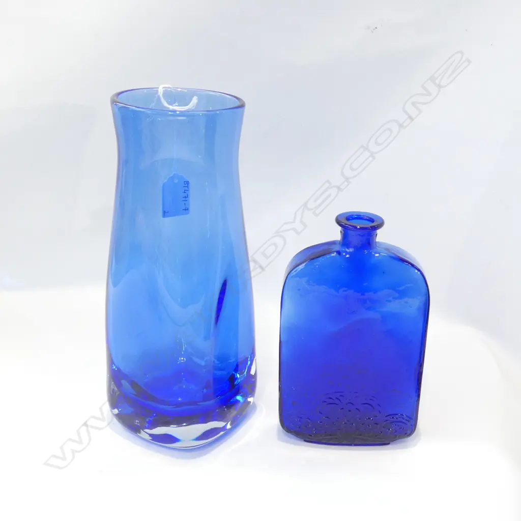 2 COBALT BLUE GLASS VASES - LARGEST - HEAVY BASE H 250MM Image 1++