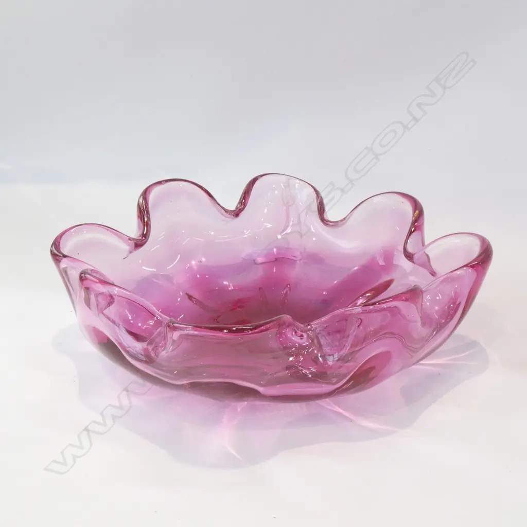LARGE PINK RETRO GLASS BOWL Image 1++