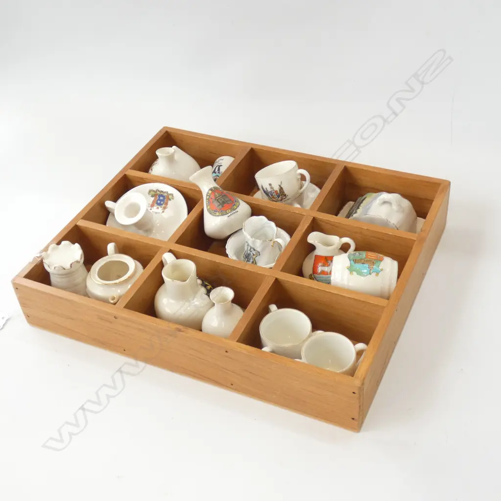 SMALL TRAY OF SOUVENIR CHINA Image 1++