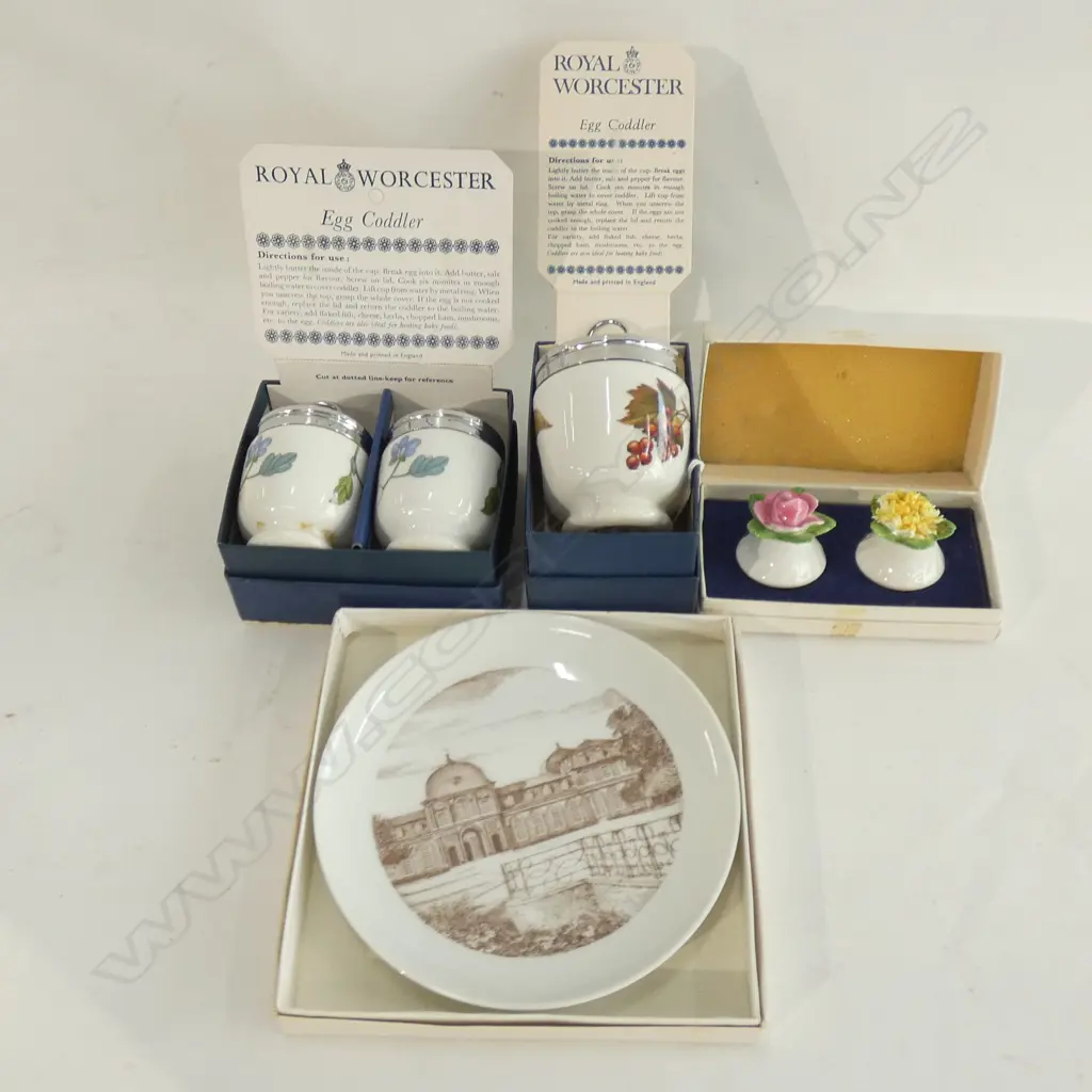 3 ROYAL WORCESTER EGG CODDLERS (BOXED) ADDERLY PORCELAIN FLOWER S&P SHAKERS & BOXED PLATE (DIA 160MM) Image 1++