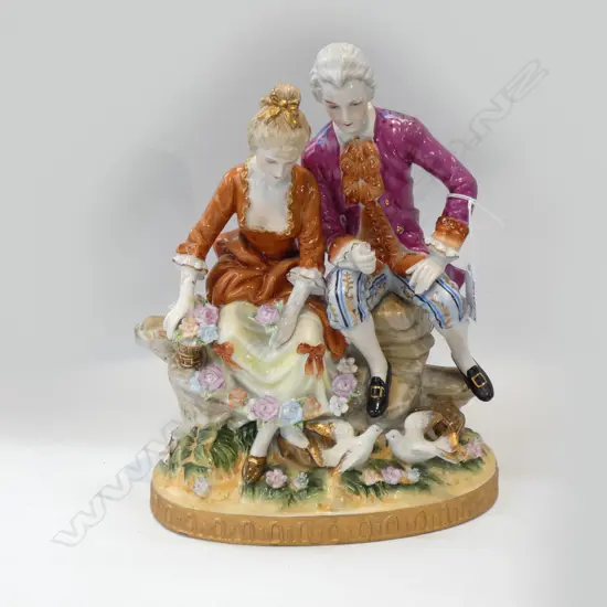 PORC FIG GROUP COUPLE WITH DOVES