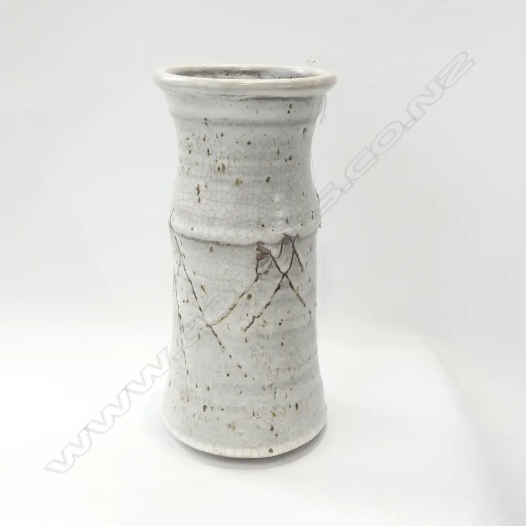 TALL SIGNED NZ POTTERY VASE Image 1++