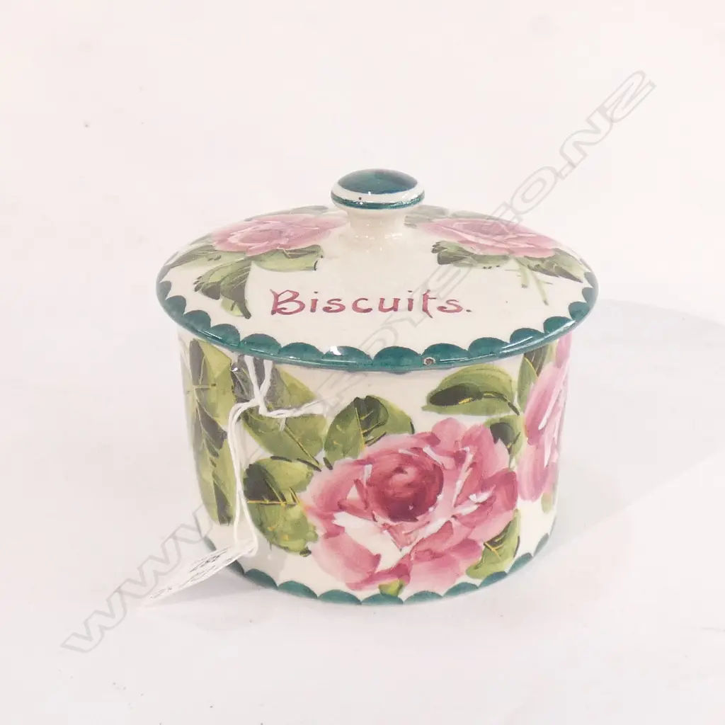 A Wemyss biscuit barrel with cover Image 1++