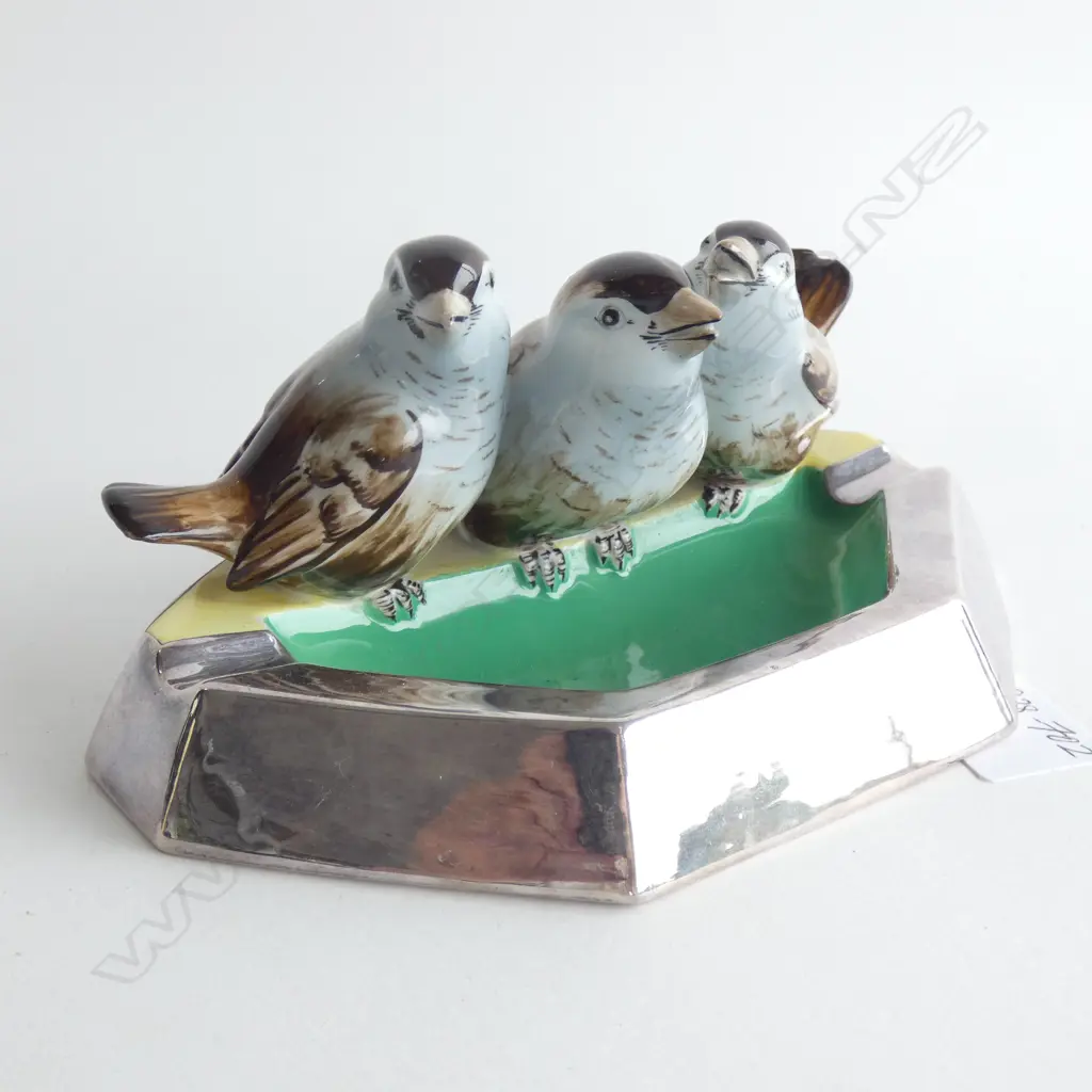 A Bavarian ceramic ashtray with four sculpted sparrows on rim Image 1++