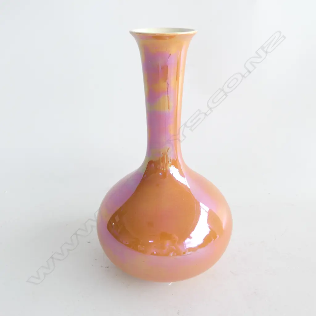 A Crown Devon vase (Fielding) Image 1++