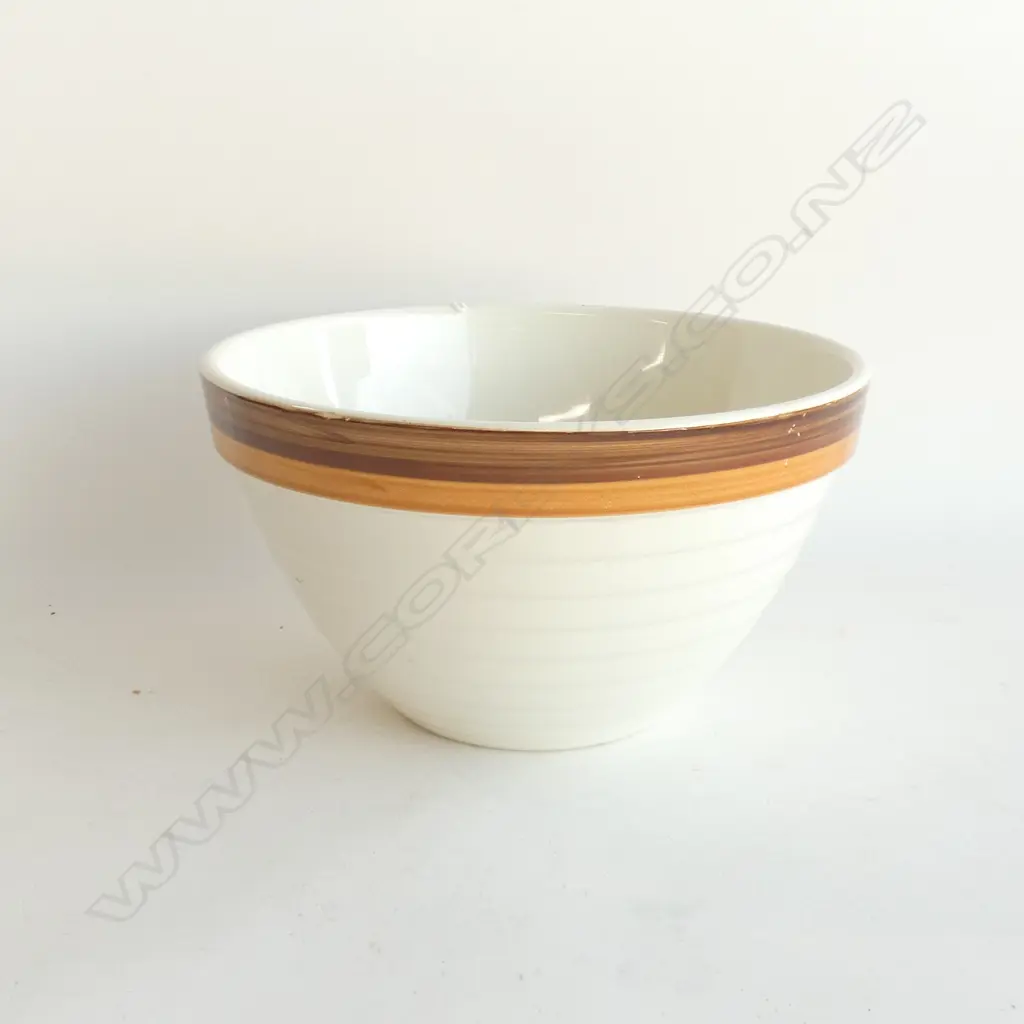BEEHIVE MIXING BOWL 275mm dia Image 1++