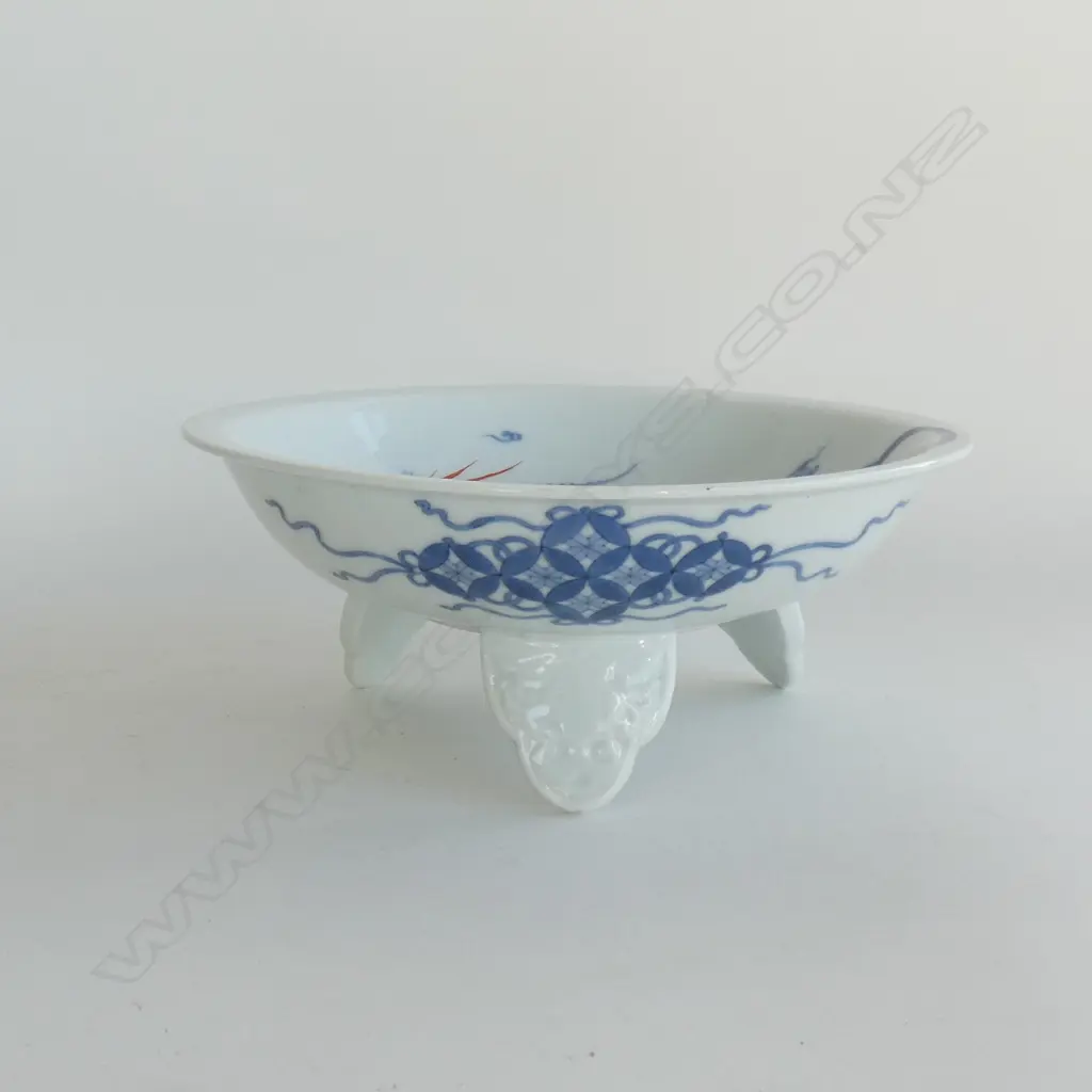 ^ 20th CENTURY NABESHIMA 3-FOOTED BOWL, SIGNED (TINY REPAIR TO RIM). DIA. 225mm Image 1++
