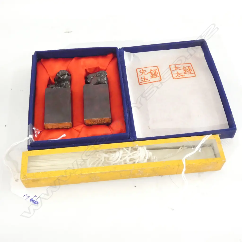 BOXED SET OF 2 ORIENTAL WAX SEALS + ORIENTAL FAN (IN BOX)  Image 1++