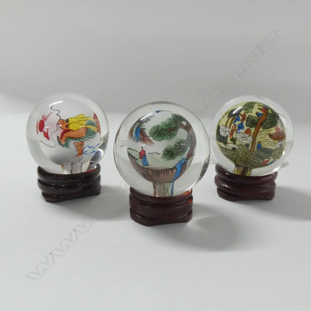3 ORIENTAL GLASS INTERNALLY PAINTED BALLS ON WOODEN STANDS H 50MM Image 1++