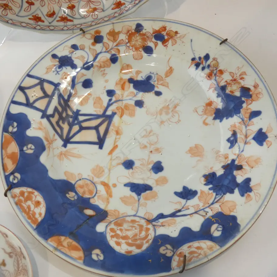 2 OLD ORIENTAL IMARI PLATES (DIA 220MM) (A/F) + 4 SM TEA BOWLS & 6 PLATES Image 1++