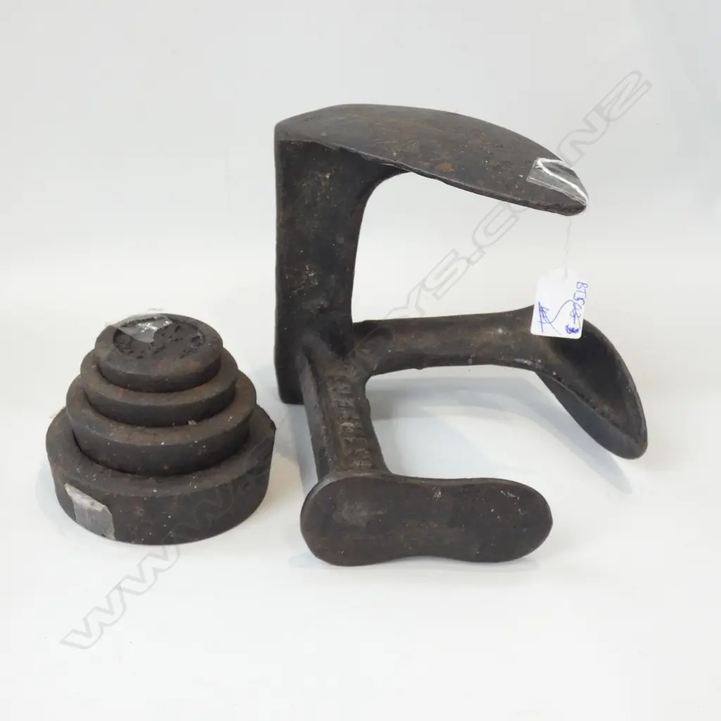 SET 4 AVERY CAST IRON WEIGHTS & SHOE LAST Image 1++