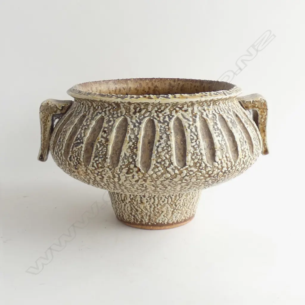 LG MID CENTURY STYLE TEXTURED FOOTED POTTERY BOWL - UNKNOWN MAKER (DIA 270MM) +TALL VASE SIGNED JW (H315MM) Image 1++