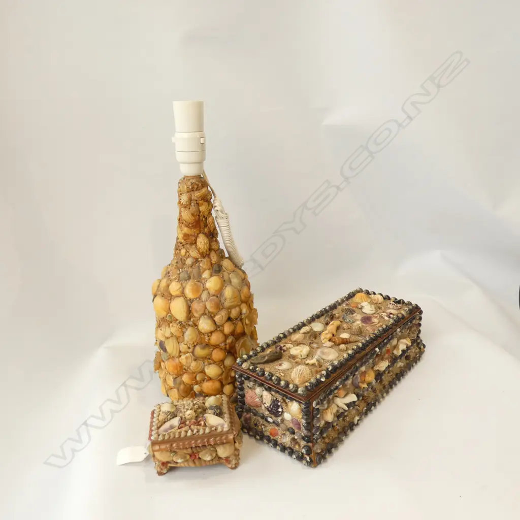 VINTAGE FOLK ART SHELL BOTTLE LAMP & 2 BOXES Image 1++