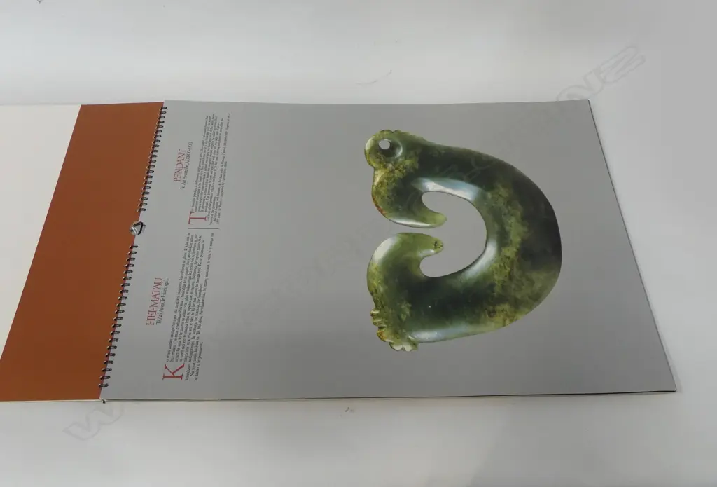 TE MAORI 1985 MOBIL EXHIBITION CALENDAR FEAT. MAORI ARTEFACTS L 600MM Image 1++