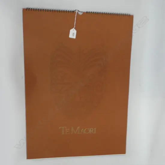 TE MAORI 1985 MOBIL EXHIBITION CALENDAR FEAT. MAORI ARTEFACTS L 600MM