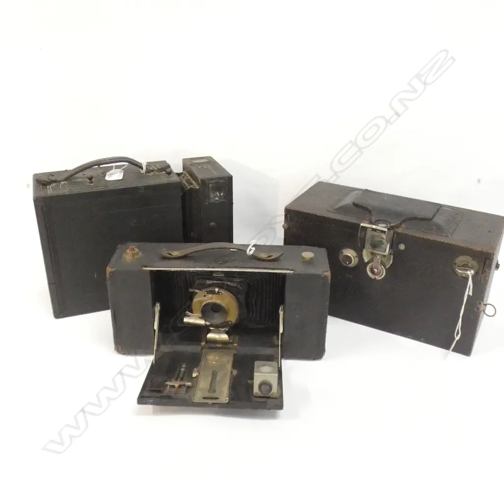 3 VINTAGE BOX CAMERAS Image 1++