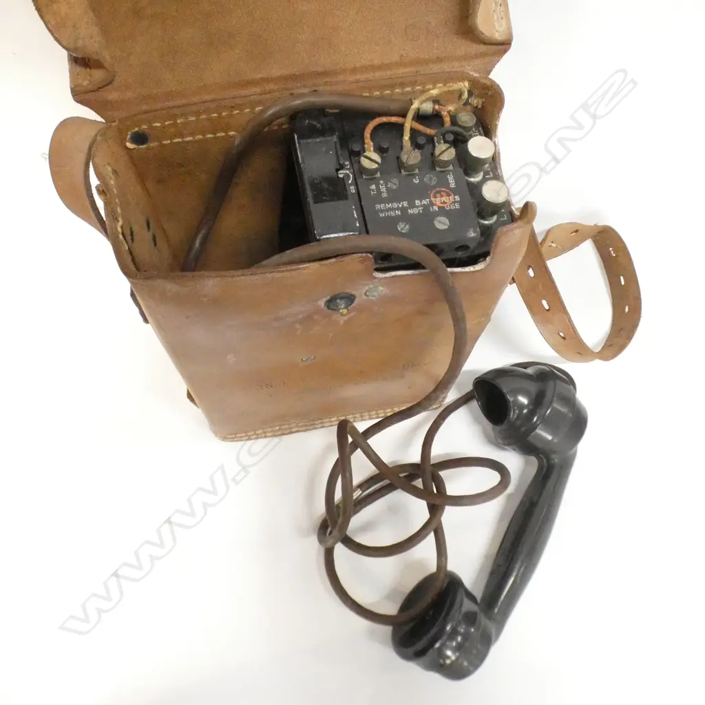 WW2 US  ARMY PHONE IN ORIGINAL LEATHER PACK Image 1++